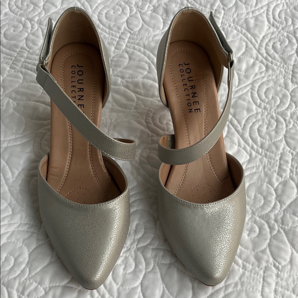 Journee Collection Women's Silver Pointed Heels